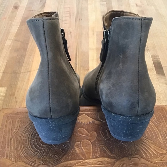 Clarks Wilrose Frost Taupe suede finish leather side zip gum sole boot 8.5 / 9 - Picture 4 of 15